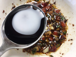 7、香辣藕片,加入3勺生抽，2勺陈醋