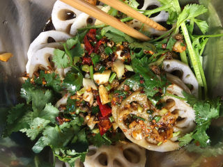 14、香辣藕片,倒入调料翻版均匀