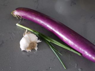 1、蒜蓉茄子,材料准备好