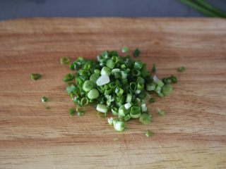 2、蒜蓉茄子,葱切碎末