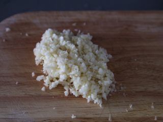 3、蒜蓉茄子,蒜也切碎末