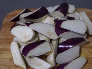 4、蒜蓉茄子,茄子切滚刀块