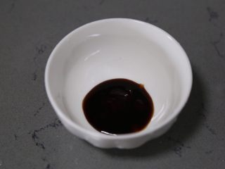 5、蒜蓉茄子,碗里放入酱油、蚝油
