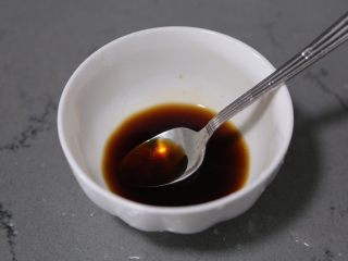6、蒜蓉茄子,再加入盐、白糖、水调匀待用