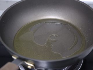 7、蒜蓉茄子,锅里倒入比平时炒菜多一倍的油