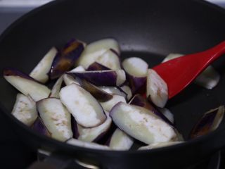 8、蒜蓉茄子,放入茄子翻炒
