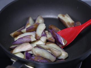 9、蒜蓉茄子,翻炒至茄子软糯微焦后盛出