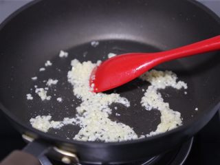 11、蒜蓉茄子,翻炒出香味