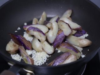 12、蒜蓉茄子,再加入茄子