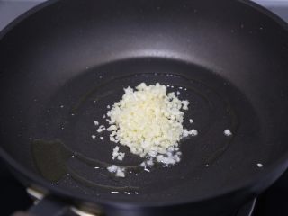 10、蒜蓉茄子,锅里再倒入一点点油，放入蒜末