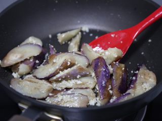 13、蒜蓉茄子,翻炒至茄子裹上蒜末