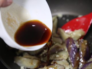 14、蒜蓉茄子,倒入调好的酱汁