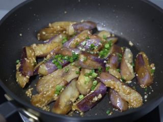 16、蒜蓉茄子,最后撒上葱花即可