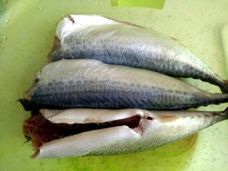 2、香辣鲅鱼, 鲅鱼去头去内脏用清水洗干净