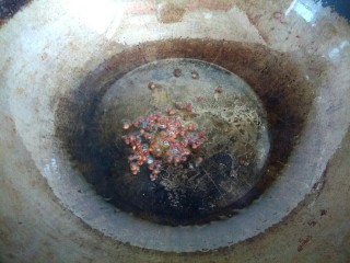 3、香辣鲅鱼,锅中放入适量植物油，油热爆香花椒，然后把花椒捞出不要