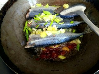 6、香辣鲅鱼,放入一勺郫县豆瓣酱