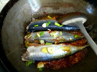 7、香辣鲅鱼,炒出红油，小心晃动炒锅，使豆瓣酱均匀裹到鲅鱼上