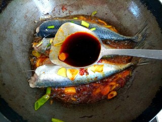 8、香辣鲅鱼,放入两勺料酒两勺生抽两勺醋