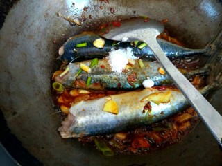 9、香辣鲅鱼,放入一勺糖，烧开几分钟 ，使鲅鱼入味