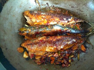 10、香辣鲅鱼,烧开后把鲅鱼翻面