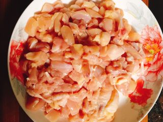 1、辣椒炒鸡丁,鸡腿肉去骨切成1-2cm鸡丁