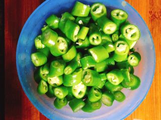 2、辣椒炒鸡丁,尖椒切成1-2cm小段