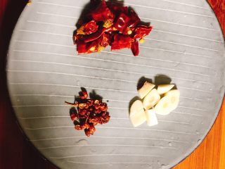 3、辣椒炒鸡丁,准备好少许干辣椒、花椒、大蒜