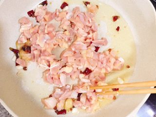 5、辣椒炒鸡丁,然后鸡丁下锅翻炒