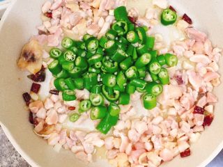 6、辣椒炒鸡丁,然后加入尖椒继续翻炒