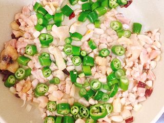 8、辣椒炒鸡丁,然后翻炒均匀