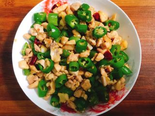 9、辣椒炒鸡丁,然后起锅装盘