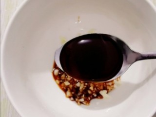 5、蒜蓉粉丝蒸茄子,一小勺蚝油