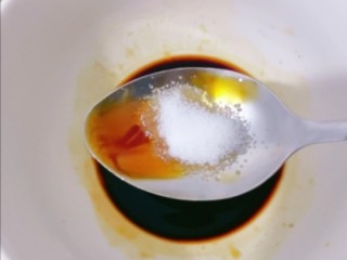 8、蒜蓉粉丝蒸茄子,半小勺盐