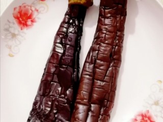 11、蒜蓉粉丝蒸茄子,把蒸熟的茄子放入盘里