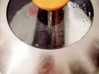 10、蒜蓉粉丝蒸茄子,盖上盖蒸六分钟