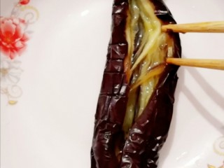 12、蒜蓉粉丝蒸茄子,用筷子从中间打开