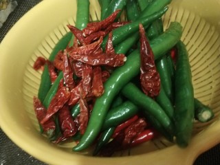 1、自制四川泡菜,首先把干辣椒，青椒洗干净控水。