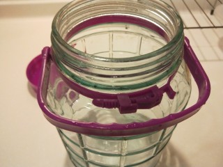 2、自制四川泡菜,用一个无油无水的玻璃罐子，最好用专用泡菜罐子。