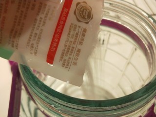 3、自制四川泡菜,加入半袋盐。