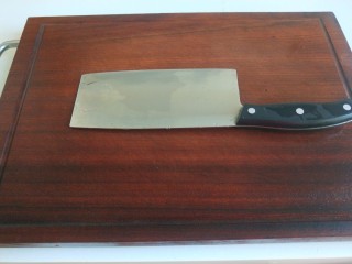 6、自制四川泡菜,刀和案板都要用洗洁净洗干净。