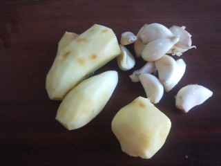 7、自制四川泡菜,姜去皮，大蒜包几头。