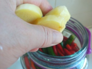 8、自制四川泡菜,切成厚片放入罐子，加入几块冰糖。