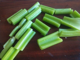 11、自制四川泡菜,芹菜洗干净切成段。
