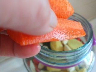 10、自制四川泡菜,放入罐子。