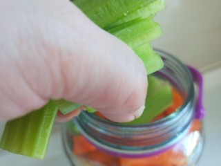 12、自制四川泡菜,放入罐子。