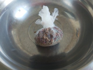 13、自制四川泡菜,用沙布包好花椒，桂皮，香叶，八角。