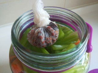 14、自制四川泡菜,放入罐子。