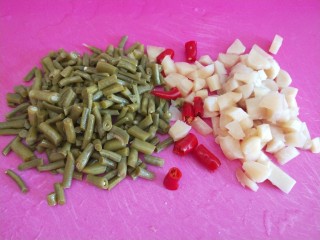 20、自制四川泡菜,切成小丁。