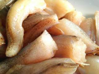 1、#年夜饭#椒盐九肚鱼,九肚鱼去头除尾剔掉内脏，切段洗