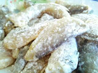 3、#年夜饭#椒盐九肚鱼,加适量胡椒粉、姜汁将鱼腌片刻，用干布索干鱼身上的水，或者沥干水后，在鱼身上拍些干生粉